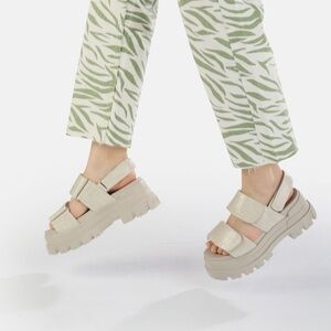 Buffalo throwback chunky Sandals Size 8.5 Aspha Sandal vegan, cream/light Gray